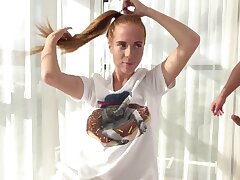 Симпатичную рыженькую блядь затянули поебать по шустрячку на квартиру