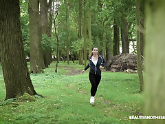 Девушка каждый день бегает через парк, но сегодня ее ждал сюрприз. Голодный мужик в халате наблюдал за ней и начал дрочить, когда спортсменка оказалась рядом. Он - зайчик и любит подрочить на красивых девушек, которые проходят миму. Большинство пугается и убегает, но наша героиня решила посмотреть на что способен этот голодный извращенец.
